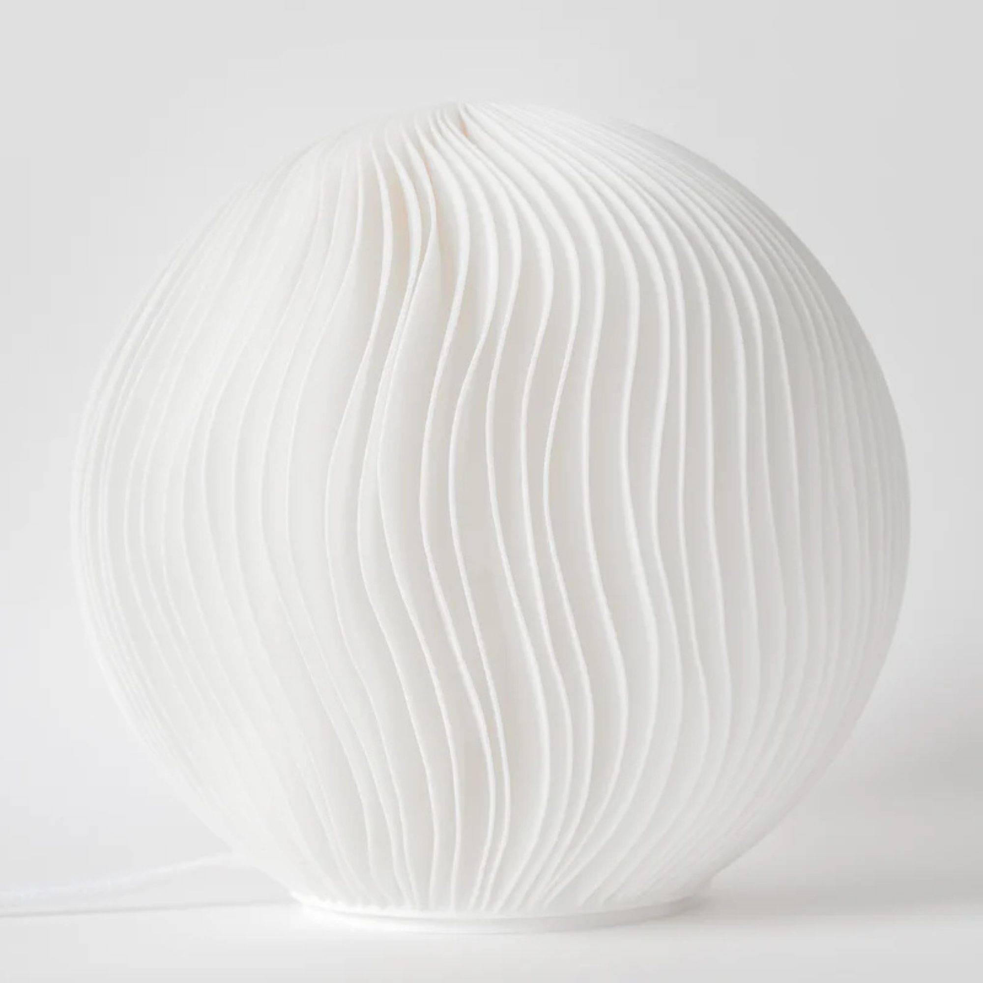 O5 Wind-Sculpted Lamp Leora – modern decorative bedside lamp with flowing organic design